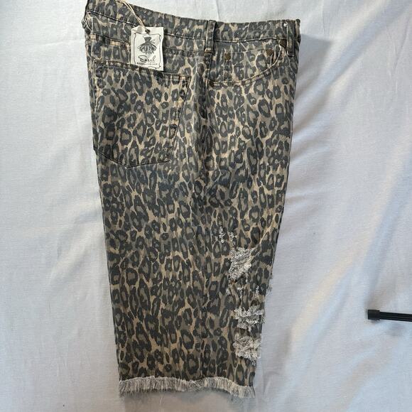 NEW! EASEL Womens Distressed Knee Length Leopard Raw Hem Shorts Size Large - Picture 2 of 12